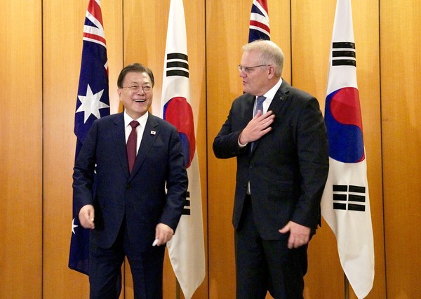 图为当地时间13日对澳大利亚进行国事访问的文在寅总统正在与莫里森总理合影留念。【照片来源：韩联社】