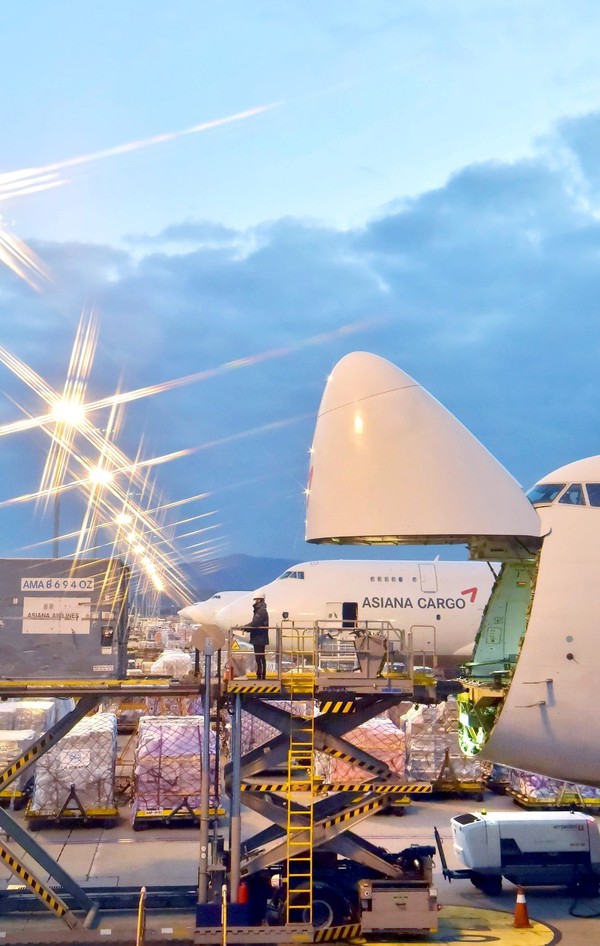 韩国仁川国际机场的年航空货物吞吐量在开航20年来首次突破了300万吨(以上月26日为准)。这是全球继香港赤鱲角机场之后第二个突破300万吨的机场。图为14日在仁川机场，韩亚航空货机正在装载出口产品。