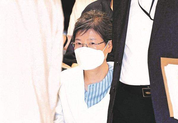 图为20日下午被关押在首尔拘留所的前总统朴槿惠为治疗痼疾而来到首尔瑞草区首尔圣母医院。【照片来源：韩联社】