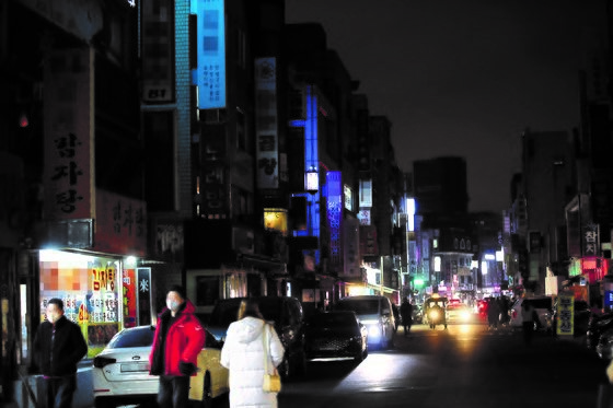 反对韩国政府加强防疫力度的个体户将从12月27日开始熄灭招牌灯光参与为期两天的抗议活动。当天下午，首尔九宜洞正在营业的餐厅熄灭了招牌灯光。【韩联社】