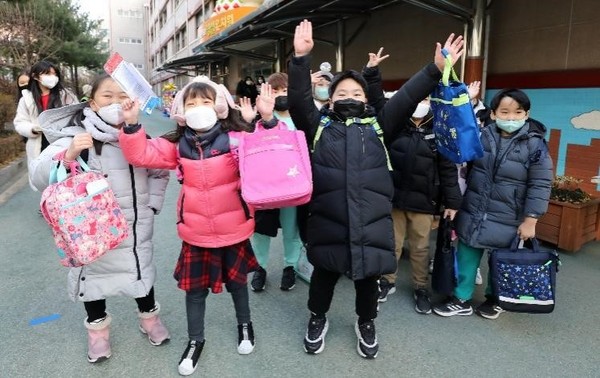 28日，韩国的小学、初中、高中开始放寒假。图为首尔芦原区孔陵小学正在离校的小学生们脸上露出了灿烂的笑容。【照片来源：NEWS1】