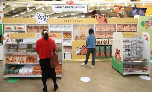 为迎接虎年，韩国各商家都推出了老虎形象的营销。图为首尔麻浦区HomePlus合井店开设的“无业老虎”快闪店。 【照片来源：厂商提供】