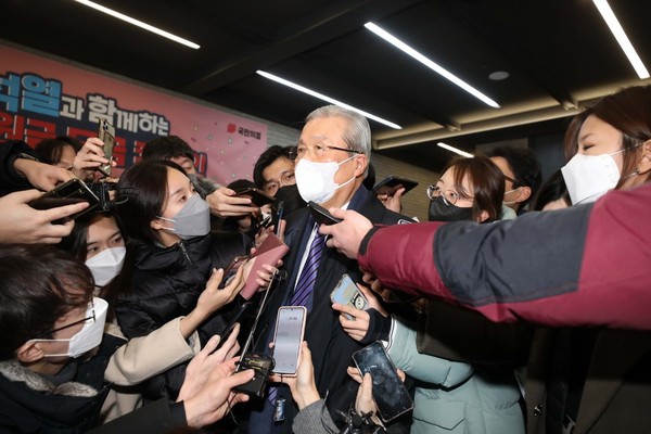 图为1月4日下午,国民之力统筹选举对策委员长金钟仁走出首尔汝矣岛国民之力党部,正在回答记者们的提问。金庆禄(音)记者