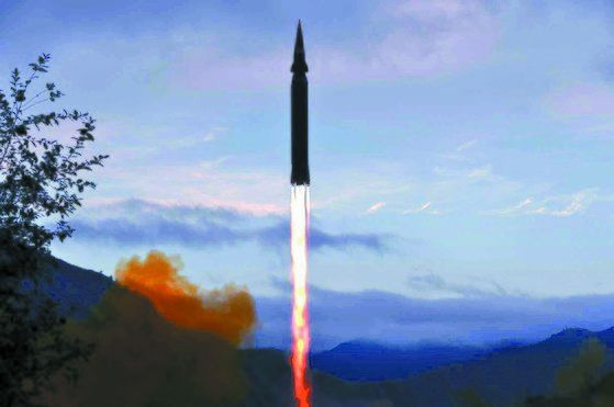图为朝鲜去年9月发射的极音速弹道导弹【照片来源：劳动新闻=NEWS1】