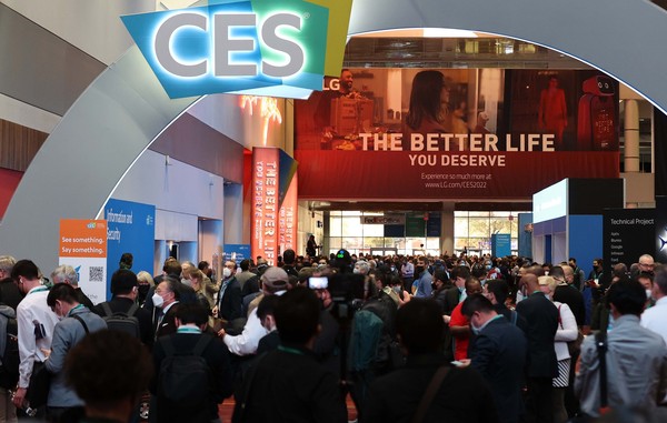 1月5日，全球最大的电子、家电、信息技术(IT)展示会“国际消费电子展(CES 2022)”开幕，图为来到美国内华达州拉斯维加斯会议中心的参观者正在入场。【照片来源：NEWS1】