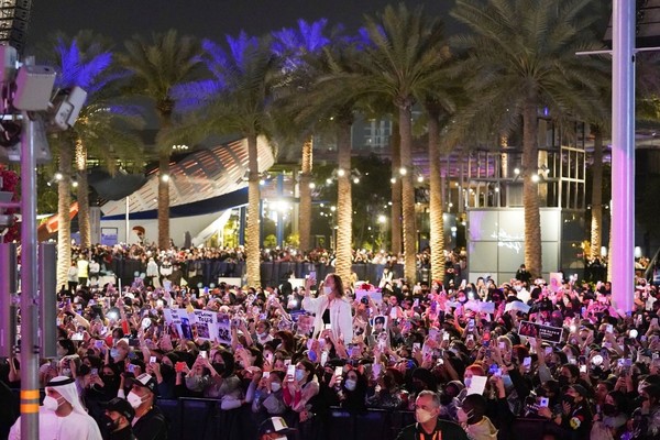 1月16日(当地时间)，作为“韩国之日”活动的一个环节，在迪拜世博会场内的朱比利(Jubilee)公园举行了“韩国之日K-POP演唱会”，当地市民们一边观看组合Stray Kids的演出，一边欢呼。6000多名当地观众参加了当天的演出，其中包括鸟叔(Psy)、迪拜世博会韩国馆宣传大使Stray Kids、李宣美、Gidle、获得2021亚洲艺术家大奖最佳选择奖的跨界音乐代表组合Forrestella也在此次活动中登台亮相。【金成龙 记者】