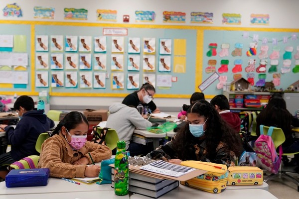 图为本月中旬，美国加州一所小学戴着口罩学习的孩子们。 【照片来源：美联社=韩联社】