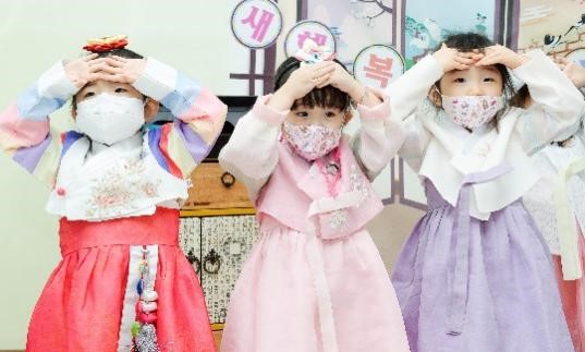 27日，大田大德区青青幼儿园的学生们穿着漂亮的韩服，正在学习拜年。 【照片来源：NEWS1】