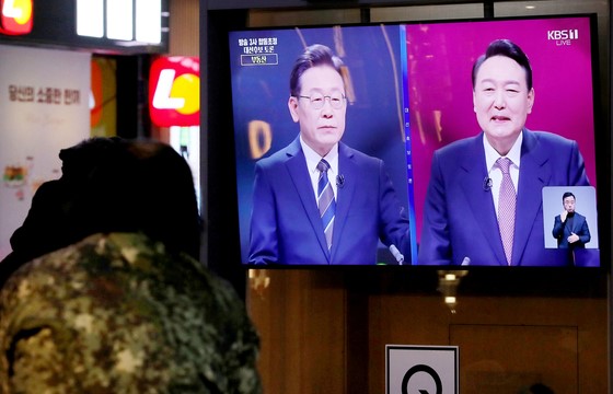 图为2月3日在首尔站候车室收看2022大选四位总统候选人辩论直播节目的市民们。 【照片来源：NEWS1】
