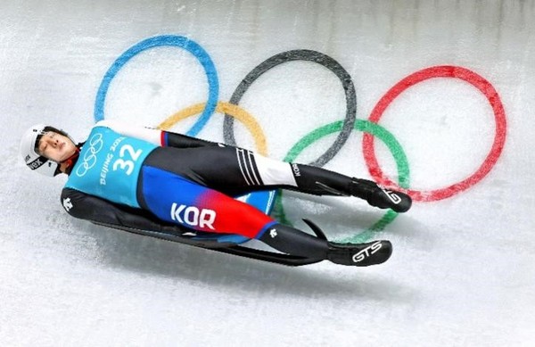 图为2月2日，韩国无舵雪橇男子单人滑选手林南奎正在延庆国立滑行中心进行训练。北京冬奥会将于4日正式开幕，展开为期17天的激战。以短道速滑选手郭润起和金雅朗为旗手的韩国选手代表团将在91个国家中作为第73个国家入场。在冰壶等部分项目预赛率先开始的情况下，韩国队期待在5日的短道速滑混合接力赛上获得首枚奖牌。 【照片来源：韩联社】