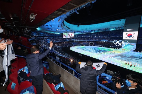 4日晚,在中国北京国家体育场(鸟巢)举行的2022年北京奥运会开幕式上,韩国国会议长朴炳锡正在向入场的韩国代表团挥手致意。【照片来源：北京=韩联社】 