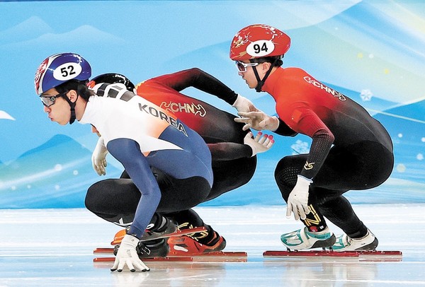 图为2月7日在北京首都室内体育馆举行的2022年北京奥运会短道速滑男子1000米半决赛，韩国选手黄大宪正在疾速飞驰。黄大宪因变更赛道延迟而被取消资格。 【图片来源：NEWS1】