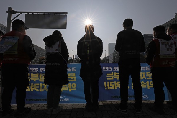 去年11月，民主劳动总工会公共运输工会成员在首尔永登浦区国会议事堂前举行记者会，内容为“文在寅政府应遵守的承诺：公共部门非正式职员清零宣言”。【照片来源：NEWS1】 