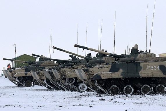 图为一辆俄罗斯BMP-3装甲车部署在靠近乌克兰南部的罗斯托夫训练场。【图片来源：塔斯社=韩联社】