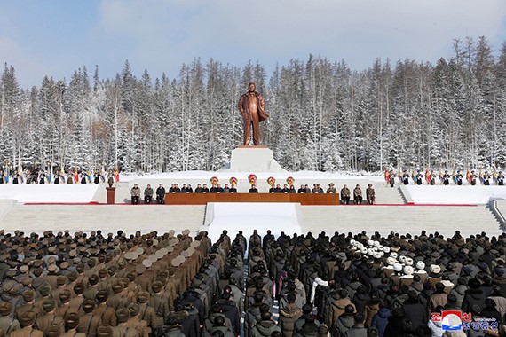 朝鲜为纪念已故的国防委员长金正日80周年诞辰，于15日在零下30度的白头山(长白山)附近三池渊市金正日铜像前举行了中央报告大会。【照片来源：韩联社】