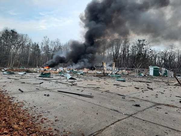 乌克兰内务部2月24日(当地时间)凌晨宣布，基辅地区的边境设施因遭到俄军空袭而被破坏。【图片来源：乌克兰内务部脸书页面】