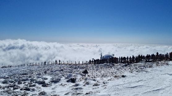 图为24日在济州国立公园汉拿山山顶附近和白鹿潭因雪景和云海形成了绝景。【图片来源：摄影读者】