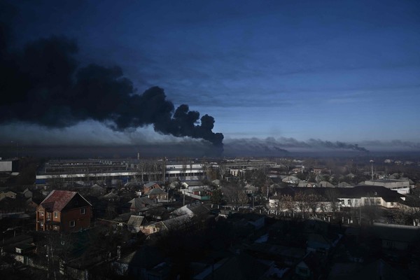 图为24日，遭到俄罗斯军队袭击的乌克兰哈尔科夫(Kharkiv)地区军事基地正燃起浓烟。【照片来源：法新社】