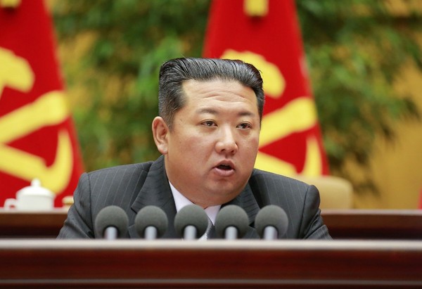 朝中社2月27日报道称，朝鲜国务委员长金正恩26日出席在平壤开幕的第二届初级党书记大会并致开幕词。【图片来源：韩联社】