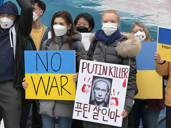 图为韩国济州地区的留学生及市民于3月1日下午在济州市政府附近举行集会，谴责俄罗斯对对乌克兰发动侵略战争。【照片来源：NEWSIS】