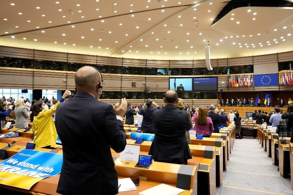 图为3月1日(当地时间)乌克兰总统泽连斯基以视频方式参加欧盟议会。【照片来源：美联社=韩联社】