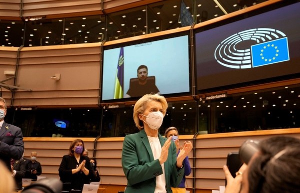 3月1日(当地时间)，乌克兰总统泽连斯基以视频形式参加欧盟议会。【照片来源：美联社=韩联社】