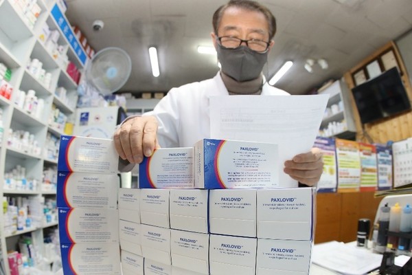 图为大邱市中区某指定药店，药剂师正在检查入库的新型冠状病毒治疗药剂" Paxlovid"。 【图片来源：NEWS1】