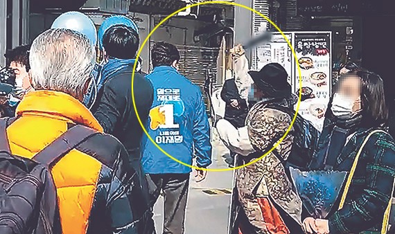 韩共同民主党党首宋永吉3月7日在首尔新村拉票现场被一名男性持凶器袭击。【照片来源：NEWS1】