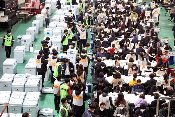 据初步统计，3月9日举行的第20届韩国总统选举的投票率达到77.1%，比上一届大选(77.2%)低0.1%。当天下午，在韩国全国各地的开票所进行了开箱验票工作。图为在大邱体育馆和首尔大学体育馆等地设置的开票所。【韩联社】