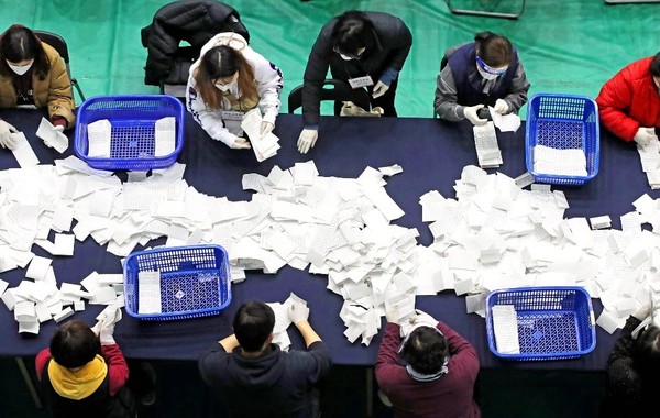 据初步统计，3月9日举行的第20届韩国总统选举的投票率达到77.1%，比上一届大选(77.2%)低0.1%。当天下午，在韩国全国各地的开票所进行了开箱验票工作。图为在大邱体育馆和首尔大学体育馆等地设置的开票所。【禹相祖(音) 记者】