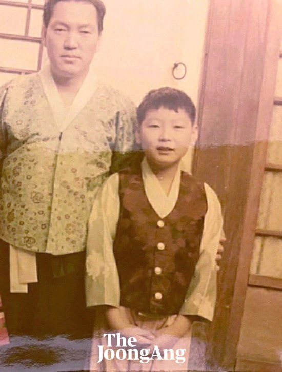 候任总统尹锡悦和父亲一起穿韩服的合影。图片由尹前总长的小学、初中、高中及大学校友提供。【金淇正 记者】