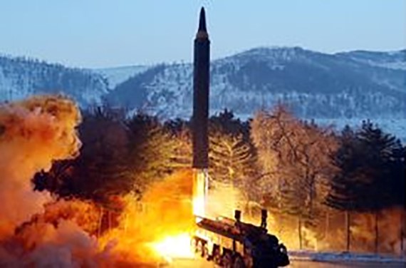 图为今年1月30日朝鲜试射的火星-12号中程弹道导弹。朝鲜今年已经先后进行过九次导弹试射。【照片来源：朝中社】