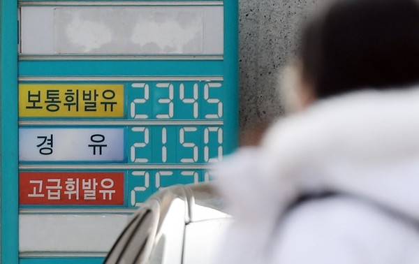 受俄罗斯入侵乌克兰事态的影响，国际油价上涨，首尔加油站的汽油平均价格11日超过了每升2000韩元。 【照片来源：韩联社】