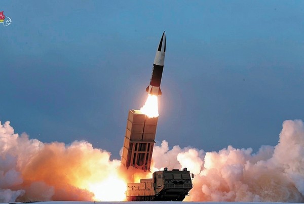 图为朝鲜用移动式发射车辆(TEL)发射战术导弹。【朝鲜中央电视台画面】