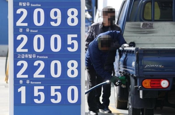 图为16日，首尔市内某加油站前张贴了汽油、柴油价格。据韩国石油公社油价信息服务网“opinet”显示，当天首尔加油站的汽油平均售价为每升2091.3韩元，柴油为2019.46韩元。【照片来源：韩联社】