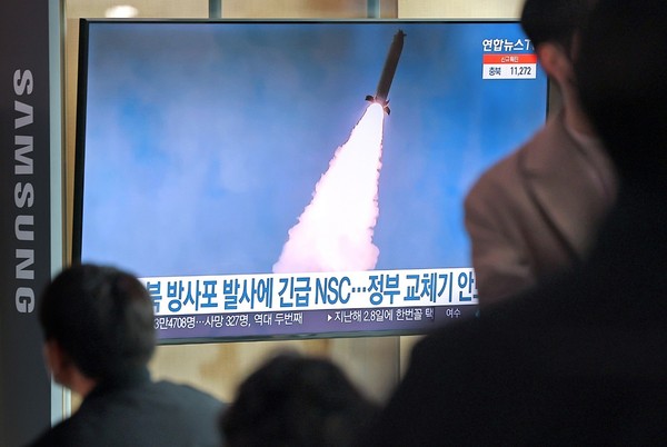 图为20日，在首尔站候车室的电视画面中正在播出朝鲜当天凌晨向西海发射4枚火箭炮的新闻。【图片来源：韩联社】