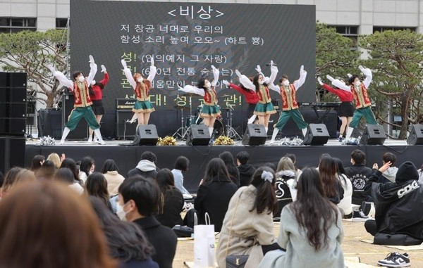 图为23日，在首尔钟路区成均馆大学人文社会科学校园举行的“金草地文化节”上，在校生们正在欢度庆典。【图片来源：韩联社】