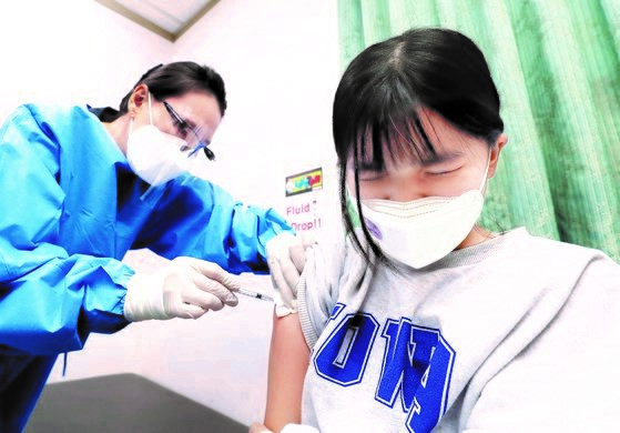 图为3月31日韩国5~11周岁儿童开始接种疫苗，在光州市一家医院儿童正在打疫苗。【韩联社】