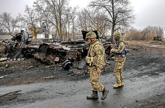 图为乌克兰军人经过被破坏的俄罗斯坦克。 【法新社=韩联社】
