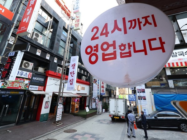 从4日开始，韩国将私人聚会限制从8人放宽到10人，餐厅、咖啡厅等营业时间限制将从晚上11时延长到12时。【照片来源：韩联社】 