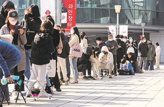 上世纪90年代上市后又在最近重新风靡韩国的“宠物小精灵面包”最近出现销售火爆。图为3日在首尔市内大型超市前为购买宠物小精灵面包排起长队的市民们。【照片来源：NEWSIS】