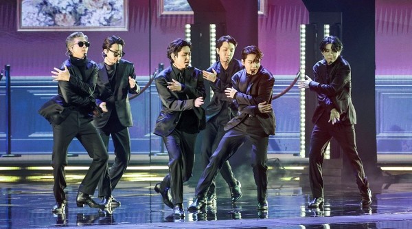 K-POP组合防弹少年团(BTS)在第64届格莱美颁奖典礼上用“间谍”风格的概念重新演绎组合的热门歌曲《BUTTER》，引起台下一片欢呼。BTS成员穿着黑色西服登上4月4日(韩国时间)在美国内华达州拉斯维加斯MGM大竞技场举行的格莱美颁奖典礼舞台，在谍报电影般闪烁的灯光下，他们在舞台上互相扔出或接过卡片，并使用通信装备作为舞台道具，与去年在“美国音乐大奖”上进行舞台表演时使用的亮黄色概念形成了鲜明对比，征国更是吊着威亚从天而降。组合成员为参加格莱美奖于3月27日提前出国，在当地确诊感染新冠后痊愈并解除隔离，顺利登上了舞台。【照片来源：法新社 =韩联社】