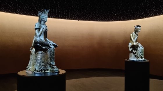韩国国立中央博物馆的常设展馆“思维之房”内展出的国宝金铜弥勒菩萨半跏思惟像。【中央图片库】
