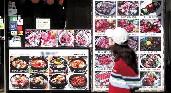 据韩国国家统计门户(KOSIS)4月10日发布的消息显示，3月韩国餐饮物价比1年前上涨6.6%，创下1998年4月以来最大涨幅。排骨汤、汉堡、炸酱面等39种餐饮品类的价格全部出现上涨。图为当日一位市民正走过首尔市内一家餐厅。【照片来源：NEWSIS】