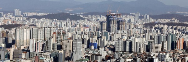图为从南山看到的首尔市内公寓。 【照片来源：NEWS1】