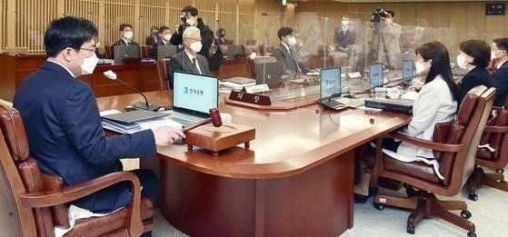 韩国金融货币委员会代理主席朱尚荣4月14日上午在首尔中区韩国央行主持召开金融货币委员会正式会议。【NEWS1】