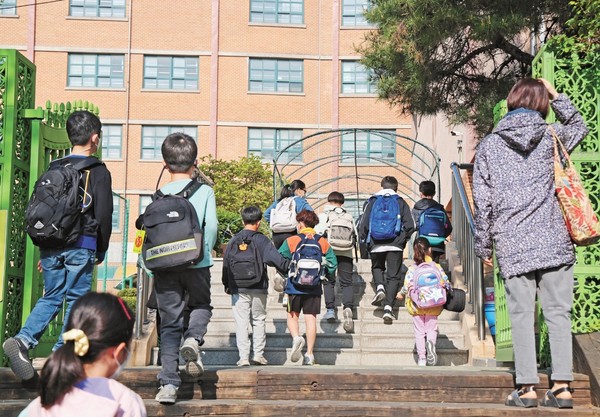 图为20日，教育部发布《奥密克戎后学校恢复日常方案》。图为首尔一所小学的学生们正在上学。【照片来源：韩联社】