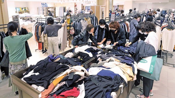 随着保持社交距离措施的放宽，韩国百货商店和奥特莱斯等实体零售业正在恢复活力。26日，据零售业界透露，上周末(22~24日)主要百货商店的销售额连续两周增长20%以上。郊区型奥特莱斯也吸引了很多人，销售额增加了20~40%。26日下午，首尔中区乐天百货商店总店内挤满了市民。【图片来源：NEWSIS】