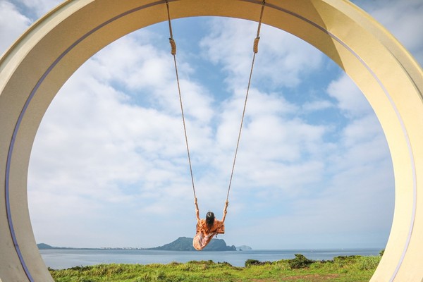 6米高的超大圆形秋千(Grand Swing)，坐落在城山日出峰对岸涉地可支的山坡上。【照片由涉地可支凤凰酒店提供】