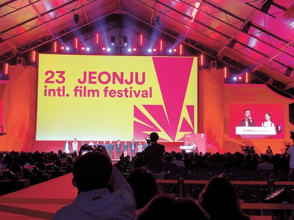 担任第23届全州电影节开幕主持人的演员张铉诚和刘仁娜介绍说，今年的全州电影节是“名副其实的庆典”。【罗元正(音) 记者】